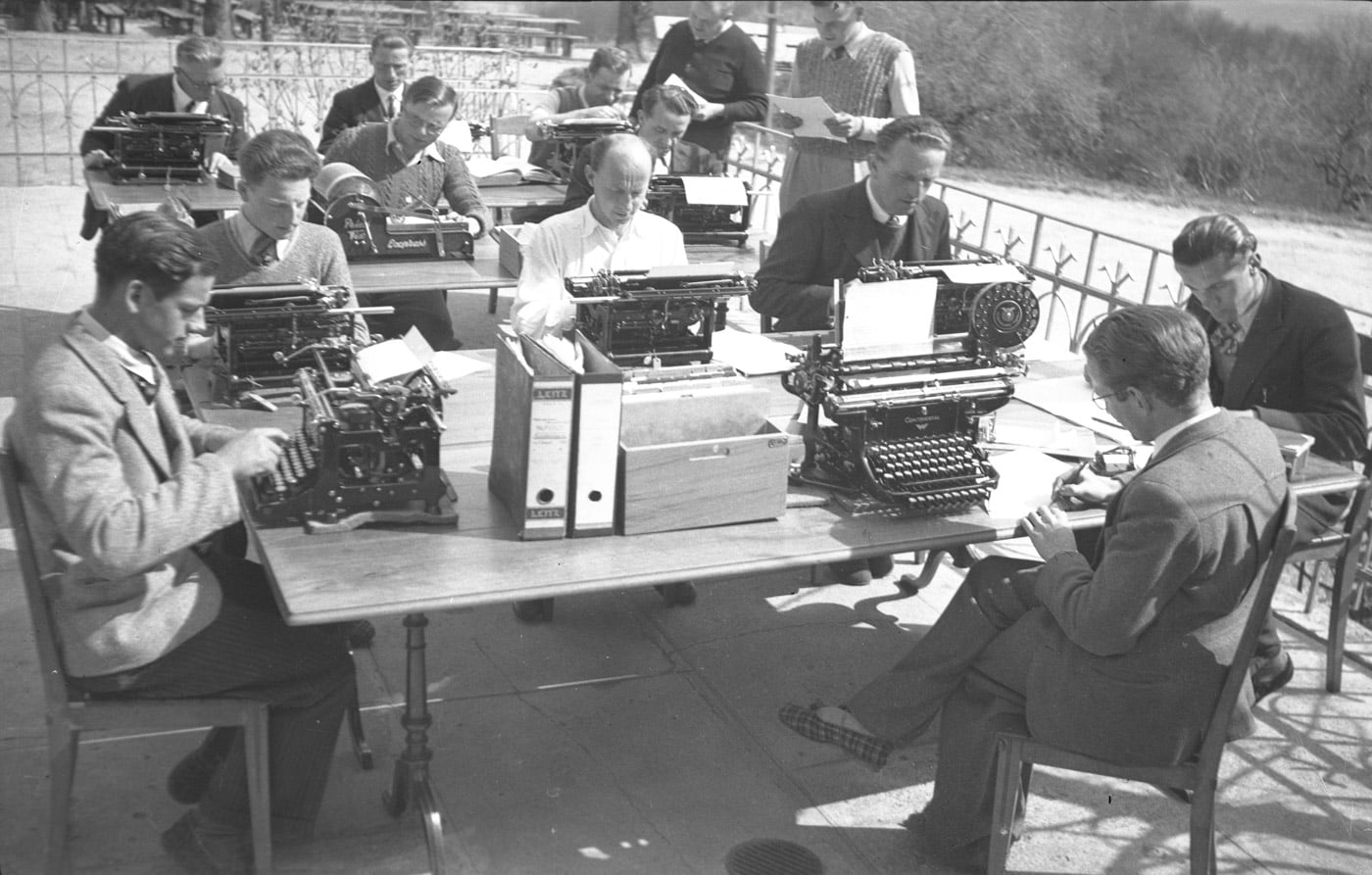 1930-bd-schreibmaschinenkurs-im-freien.jpg