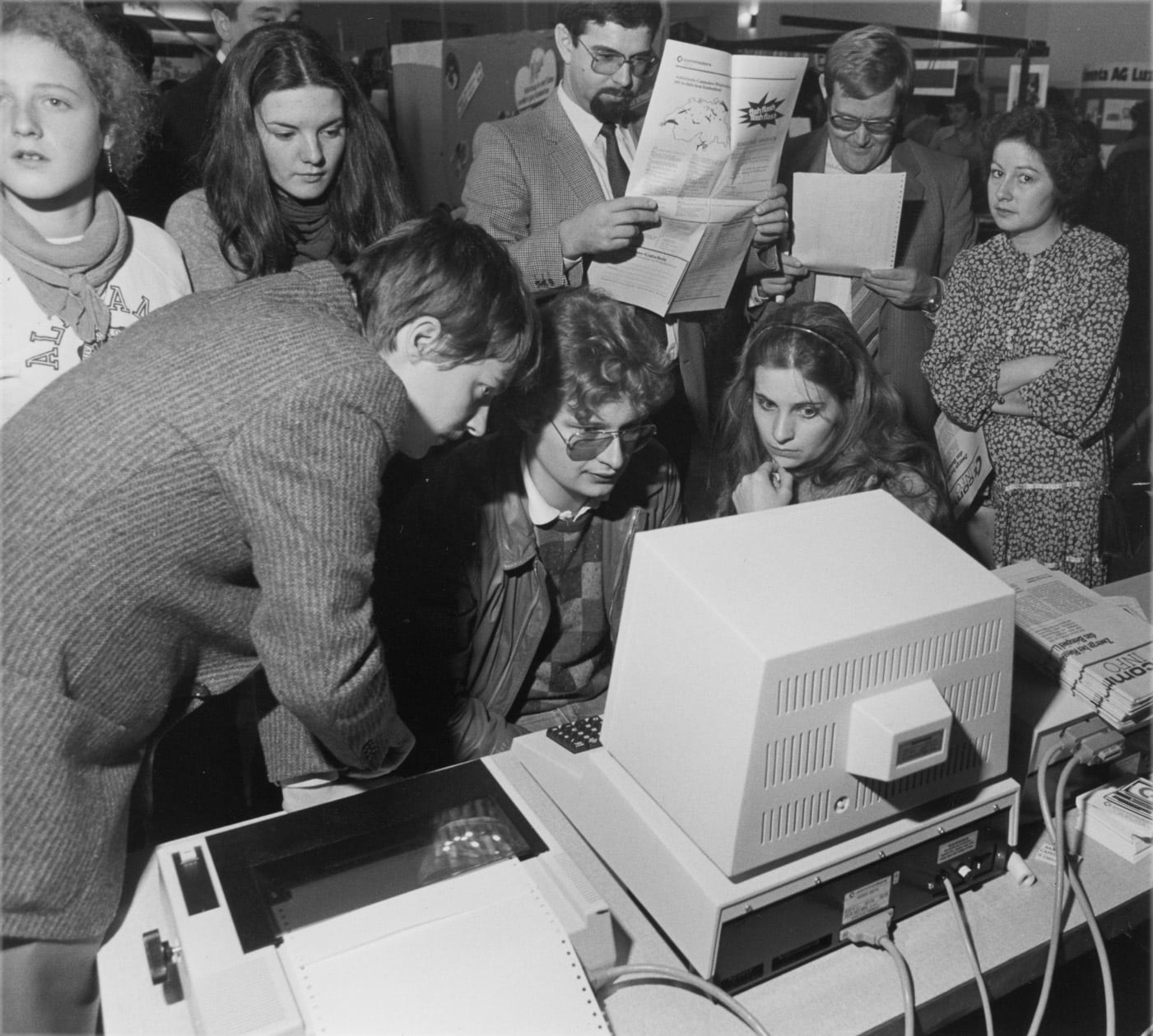 1981-bd-scheinfirmenmesse-aarau-lernende-vor-computer-firma-22swico22-basel.jpg